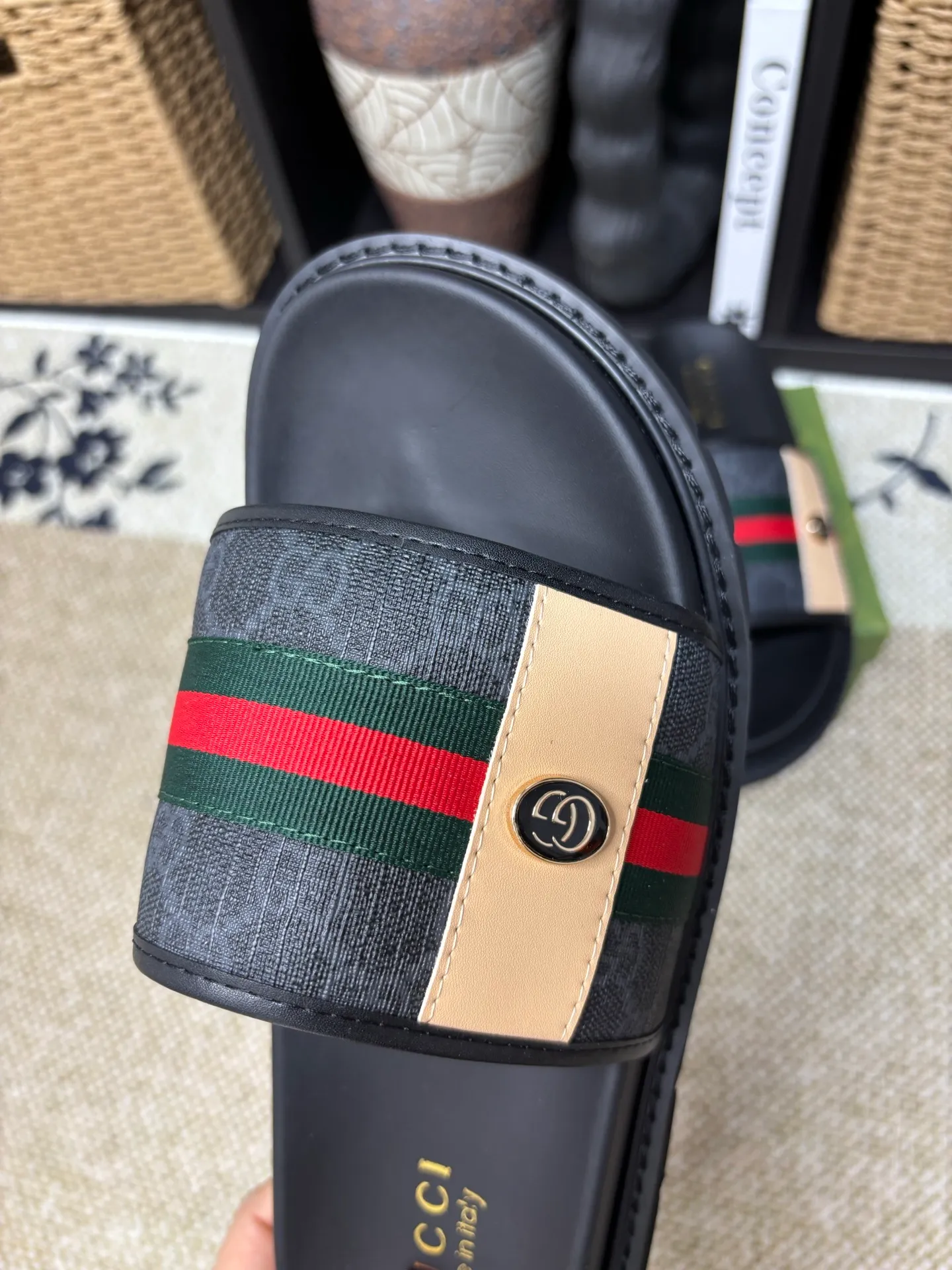 Factory 💰 300 yuan Gucci slippers] high-end men's shoes brand official website 1:1 latest masterpiece: original mold customization, the fabric is made of imported original materials, upgraded outsole, lighter and non-slip. The market's top quality, simple yet tasteful, a must-have for fashionistas, fashionable at your feet, full of confidence, the same style at the counter 👍The season of summer slippers is here. Code: 38-45 (45 customized)